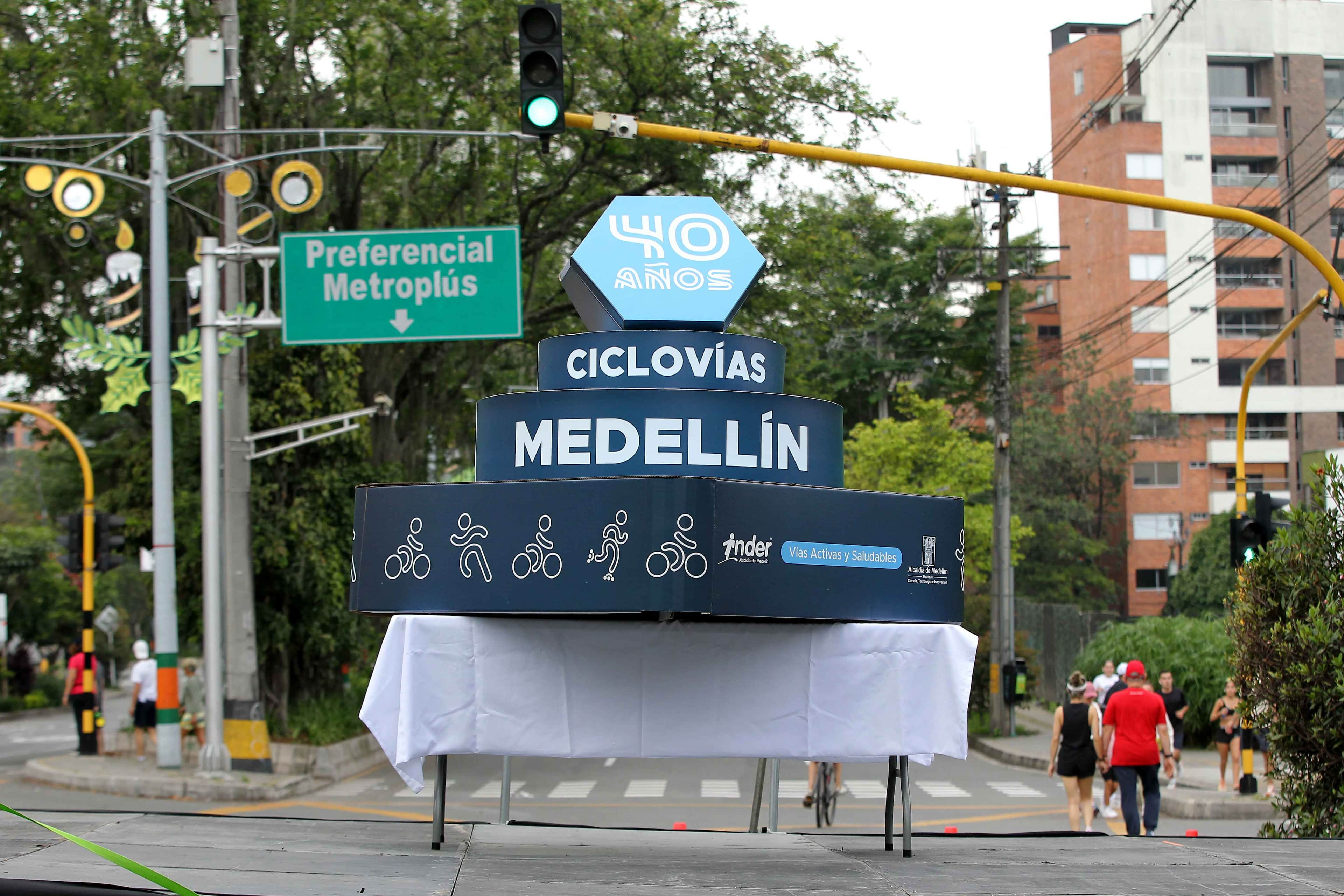 Fotografía de la torta de los 40 años de Ciclovía