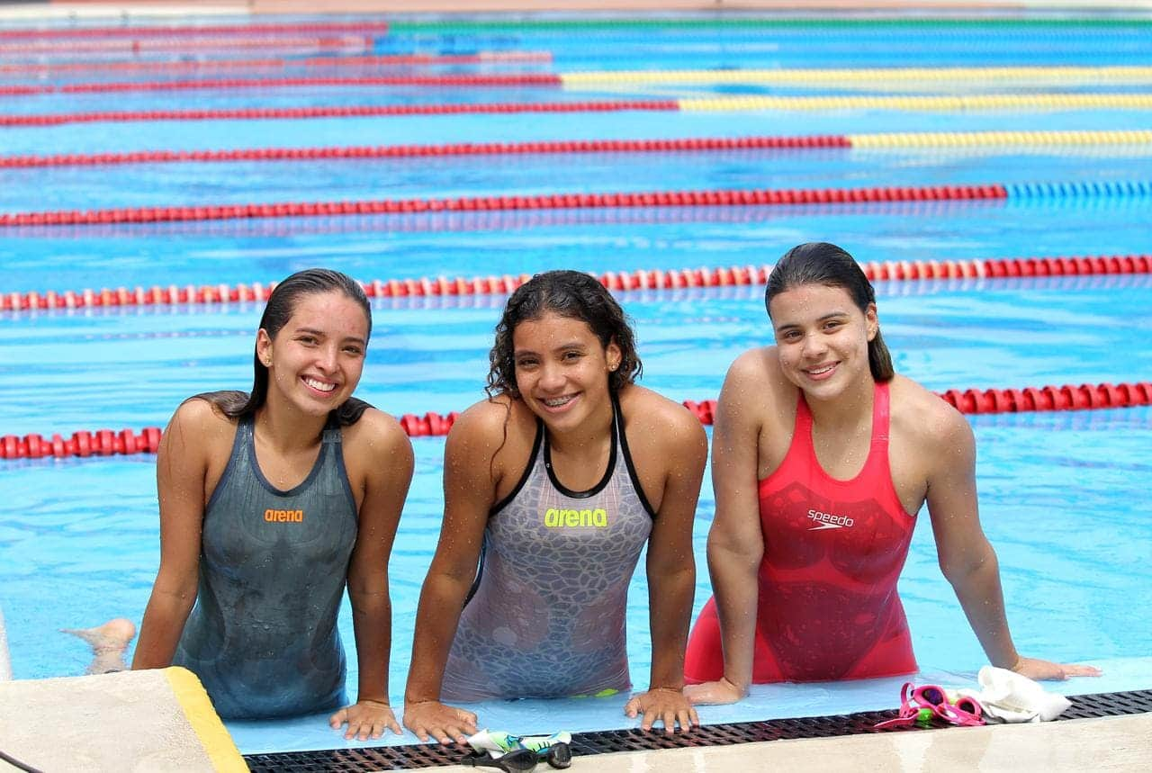 Deportistas en piscina. 