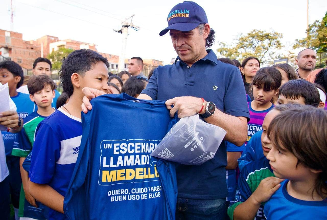 Alalde de Medellín y niños en la cancha Doce de Octubre