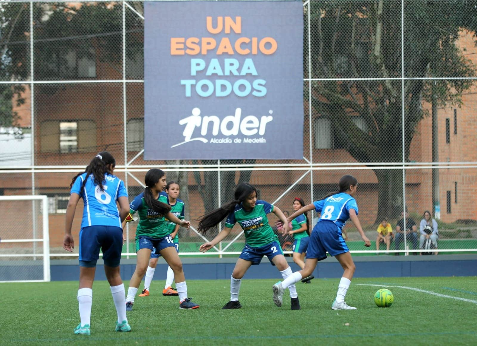 Equipos de fútbol jugando en la cancha de La Floresta