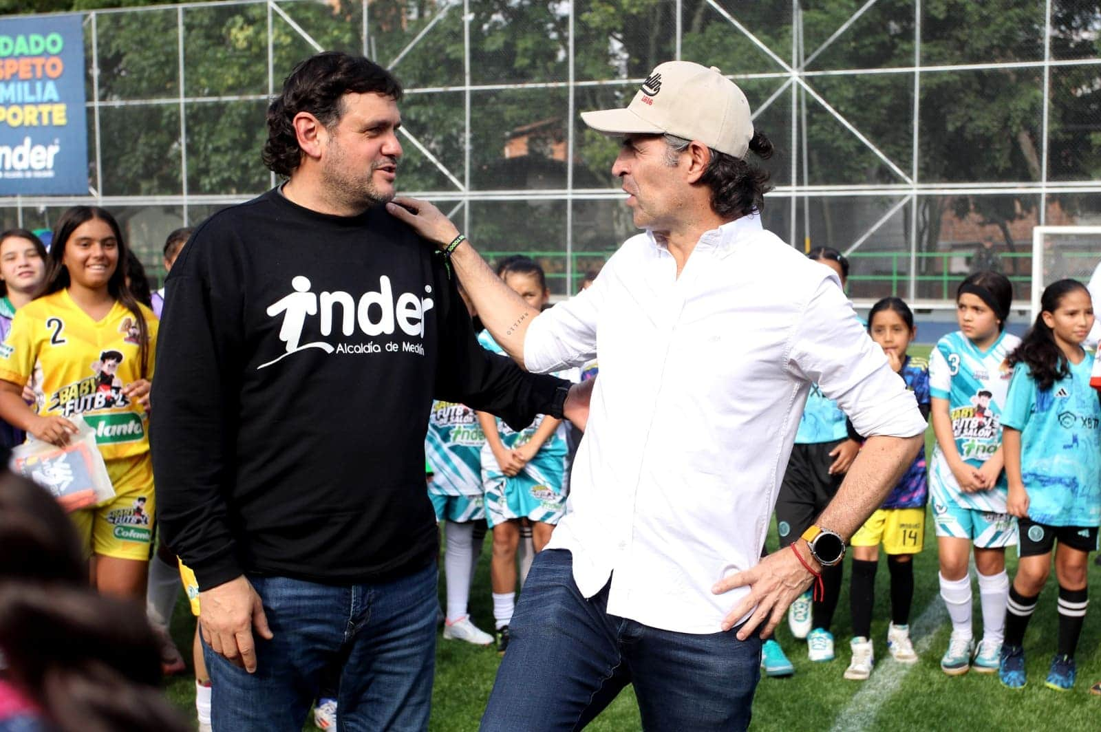 Alalde de Medellín con Director del Inder y equipos de fútbol en la cancha de La Floresta