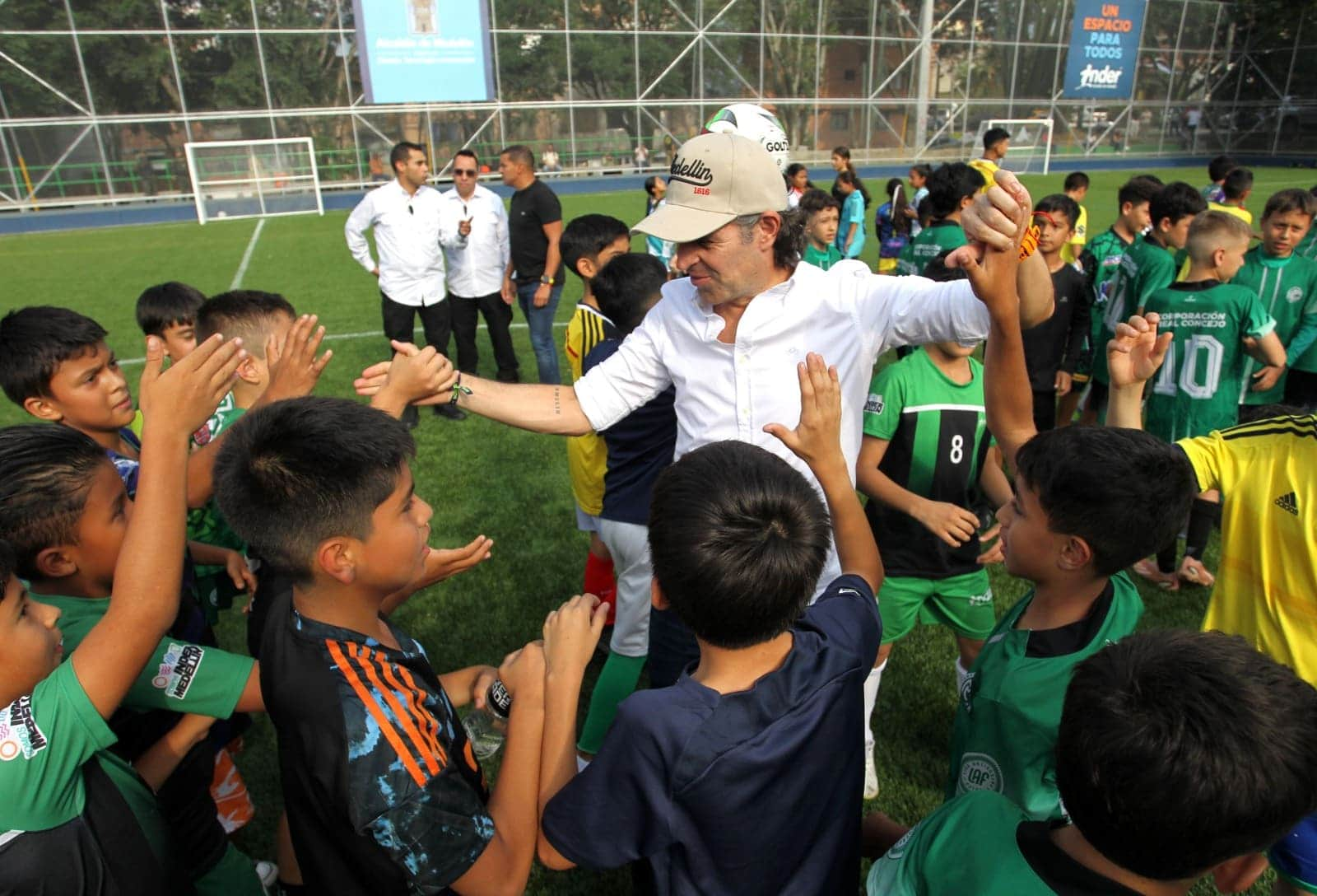 Alalde de Medellín y equipos de fútbol en la cancha de La Floresta