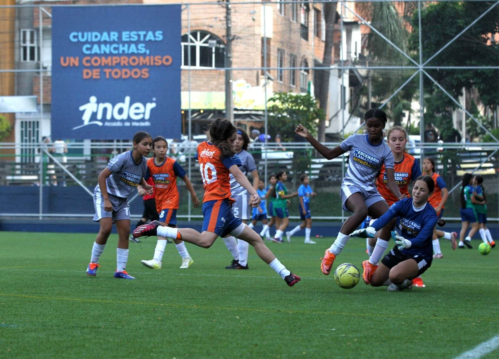 Equipos de fútbol jugando en la cancha de La Floresta