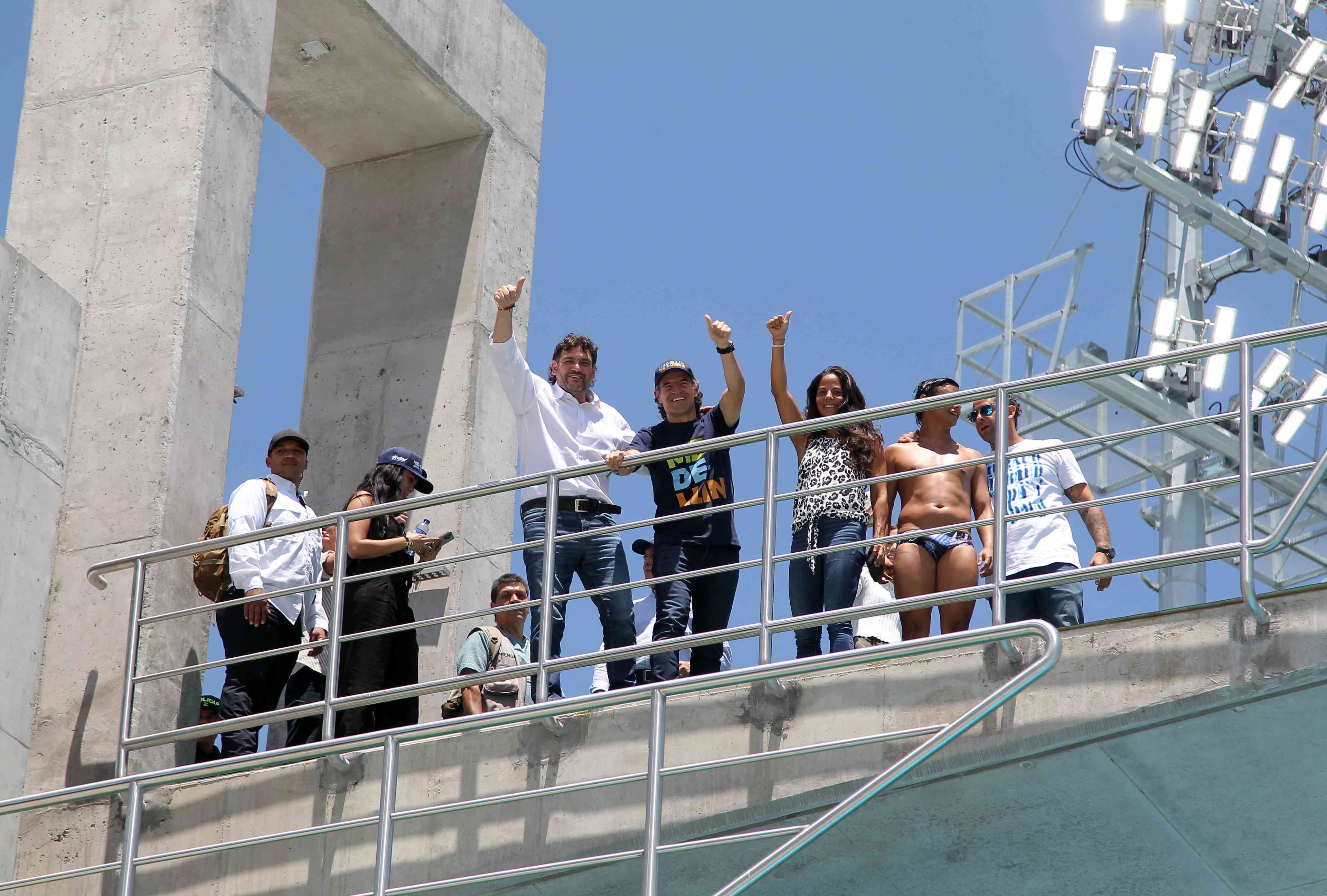 Fotografía de personas en la torre de clavados del complejo acuático César Zapata