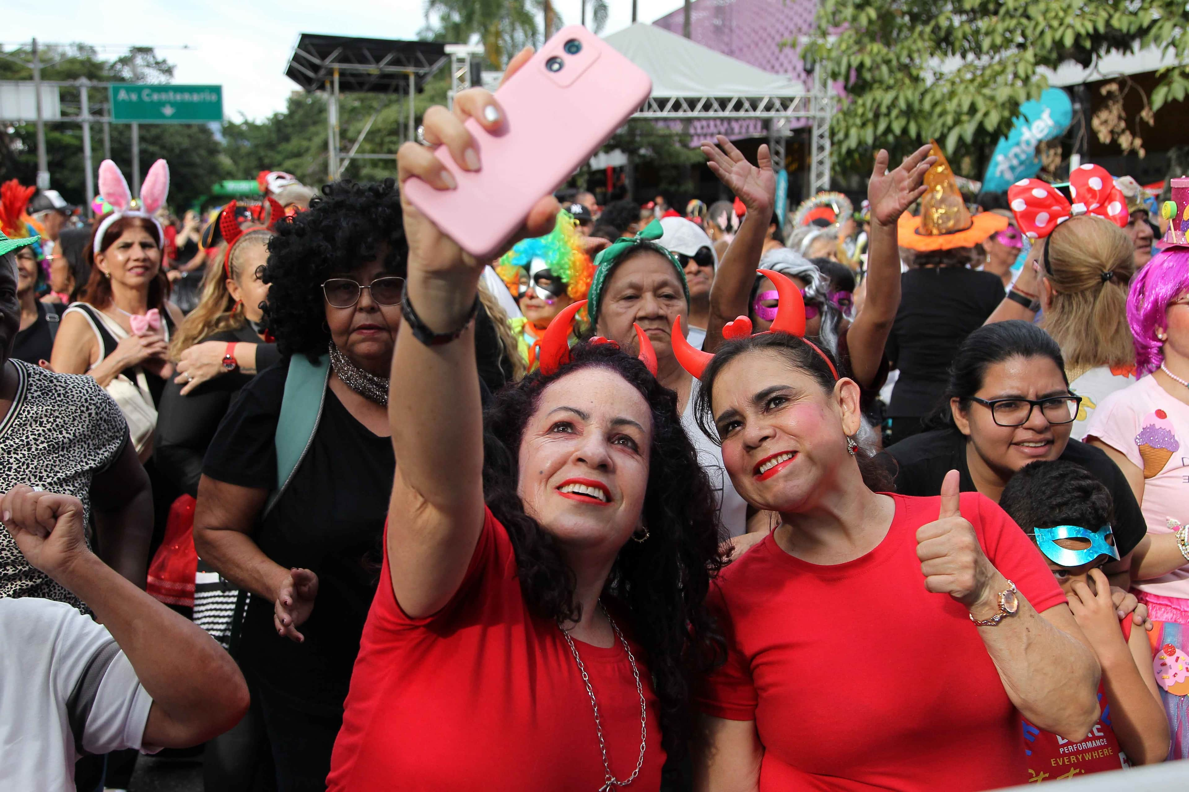 Asistentes del festival de disfraces tomándose una selfie