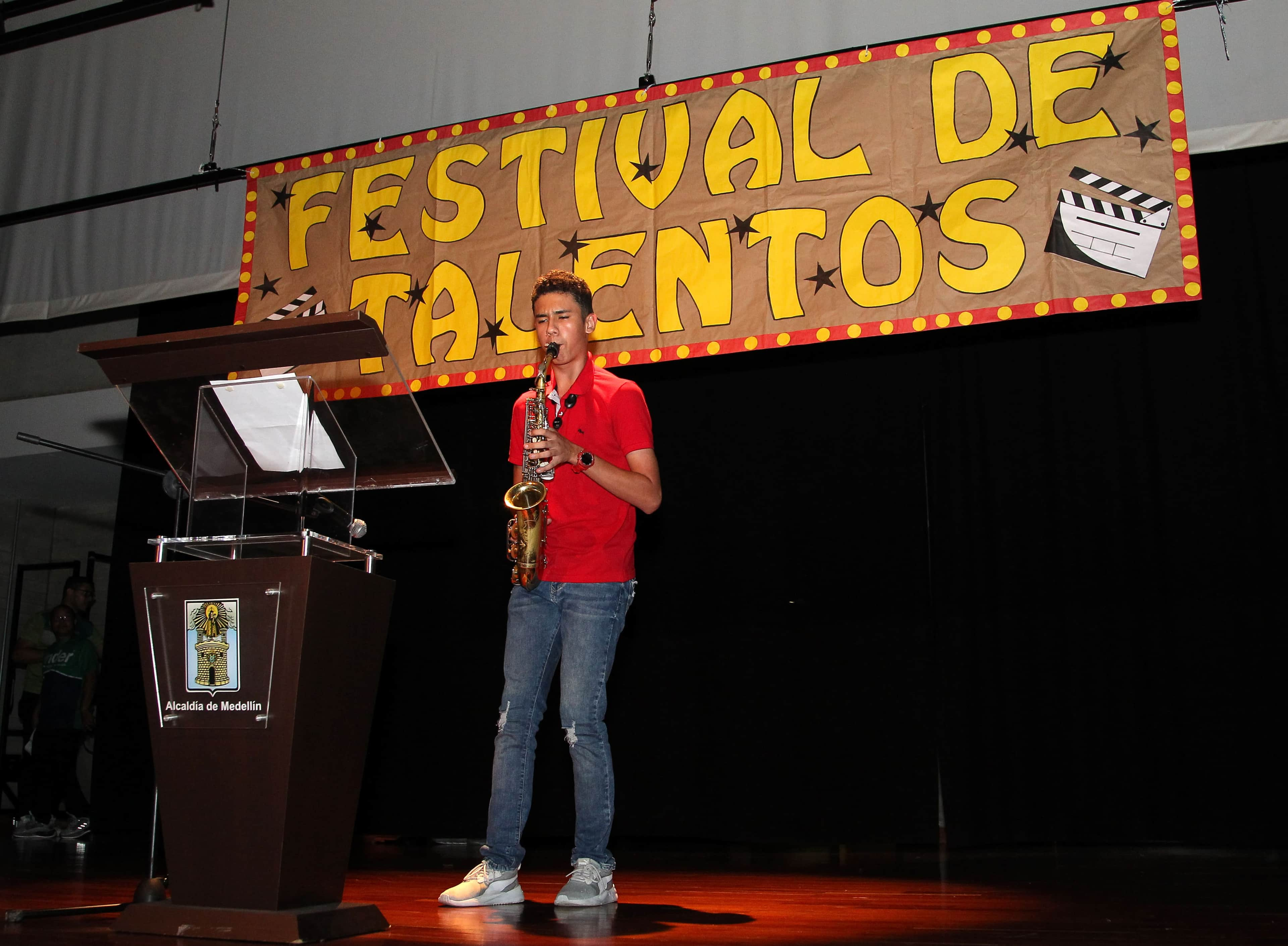 Joven participantes tocando saxofón en el festival de talentos 2024