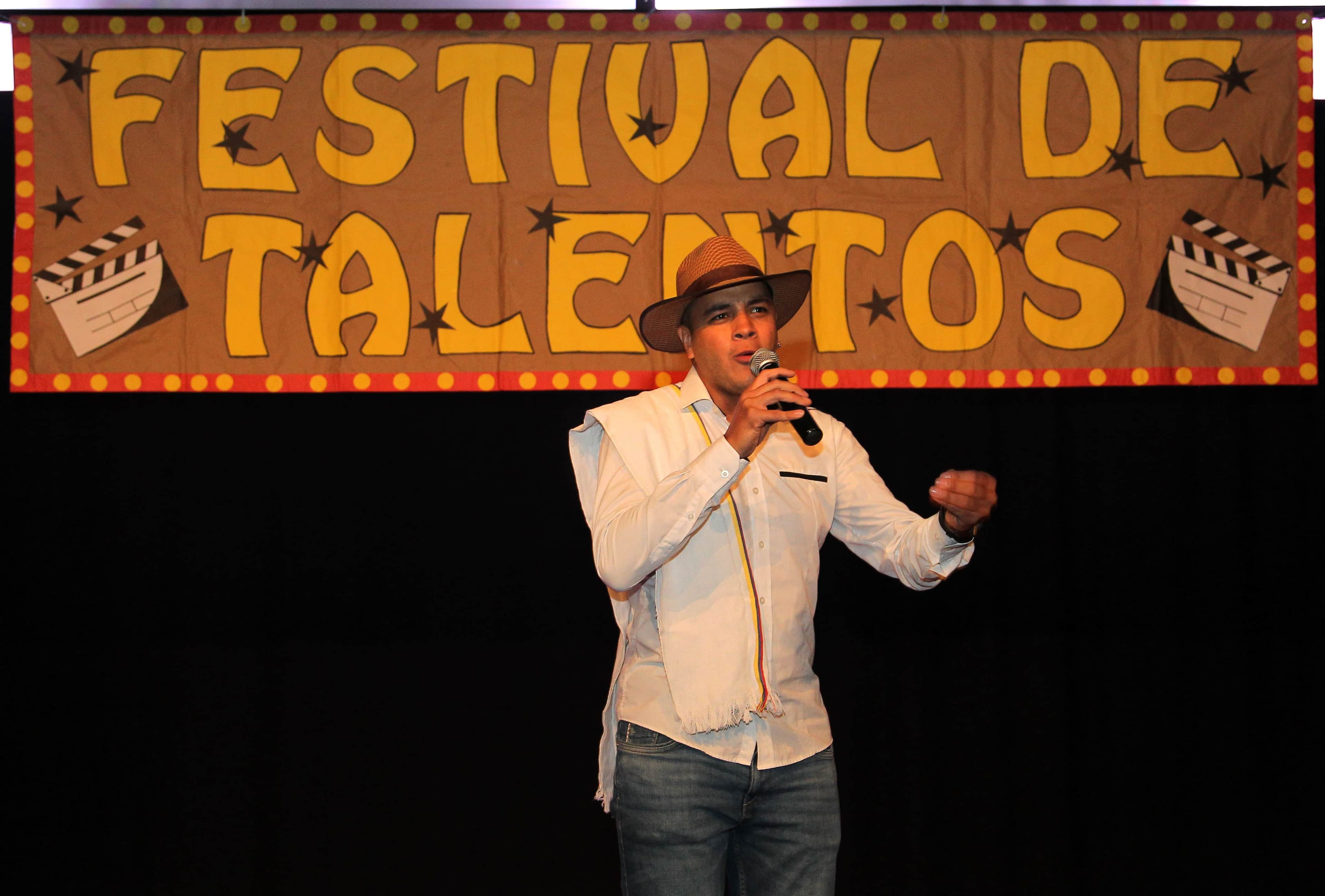 Joven participantes cantando en el festival de talentos 2024