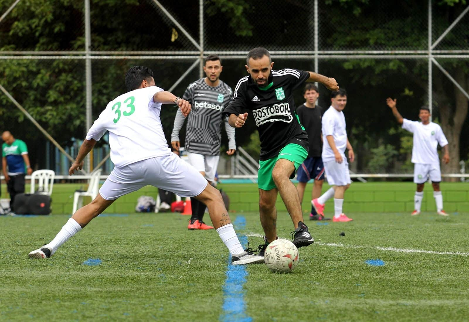 Barristas del Atlético Nacional jugando fútbol en Fútbolvivencia 2024