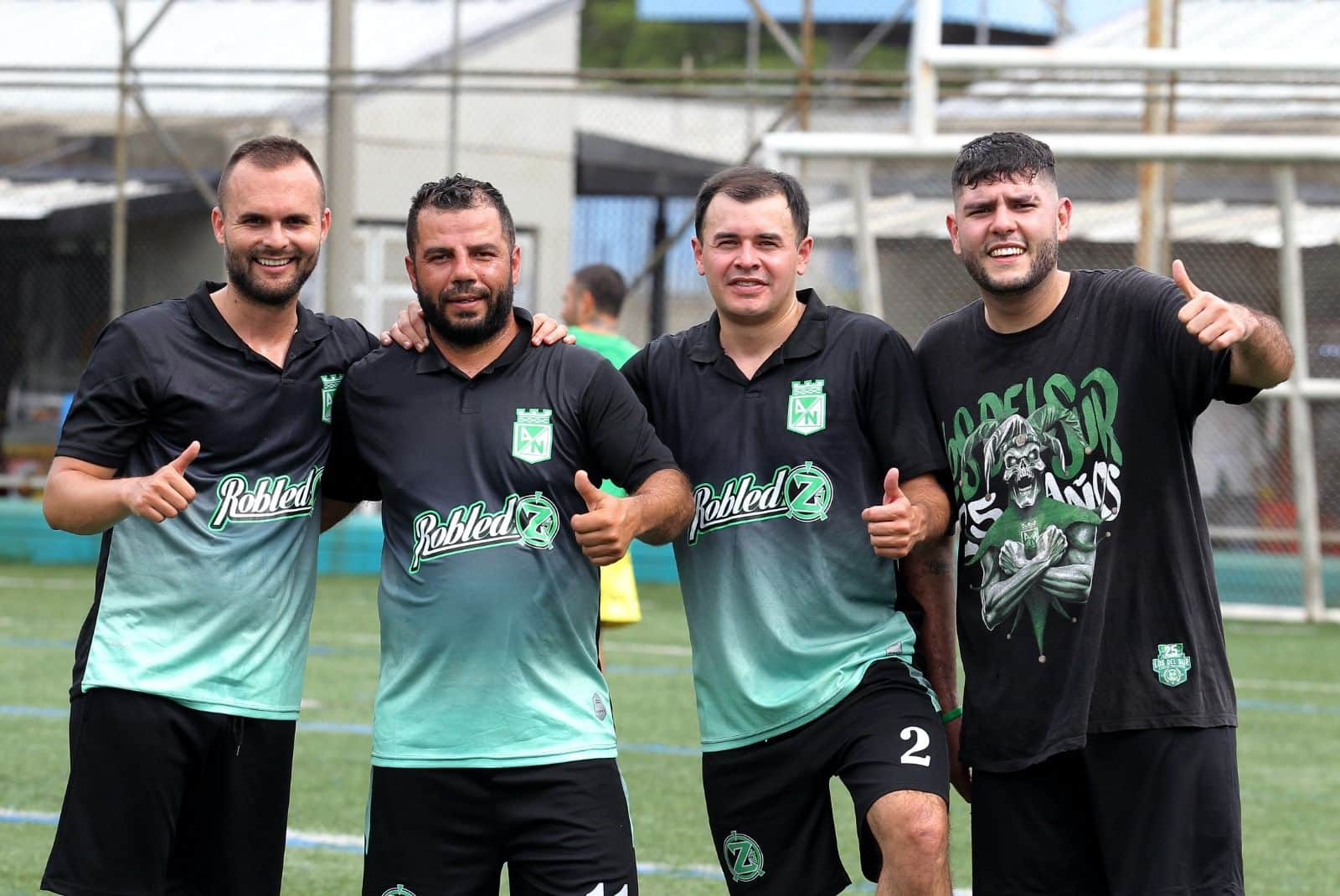 Cuatro barristas del Atlético Nacional sonriendo para una foto en Fútbolvivencia 2024