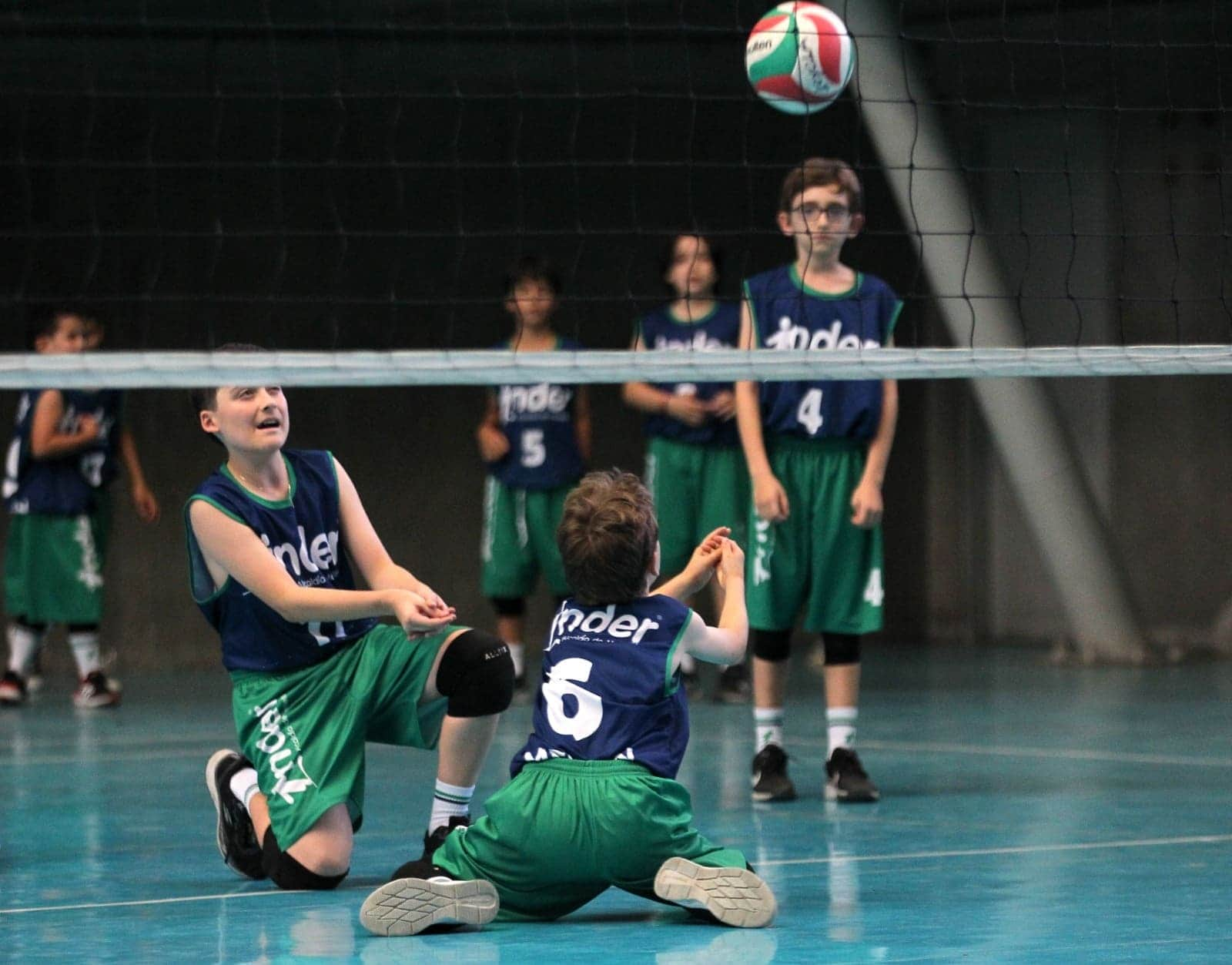 Deportistas del Inder Medellín jugando voleibol.