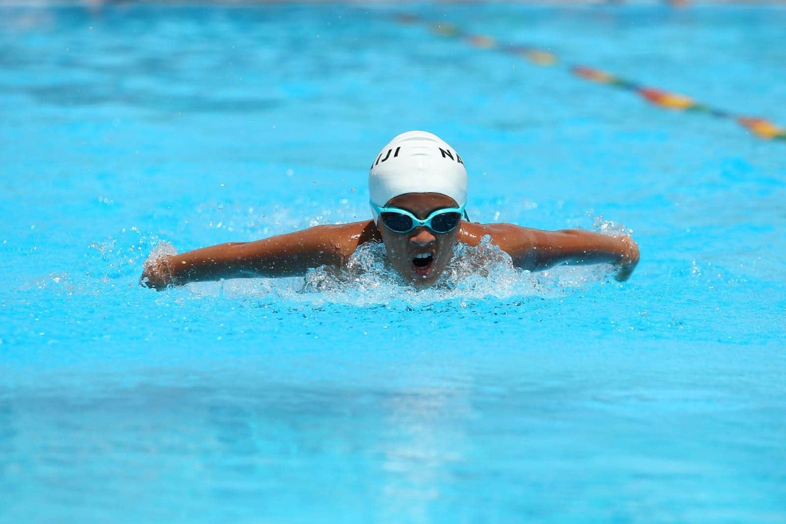 Deportista del Inder Medellín nadando. 