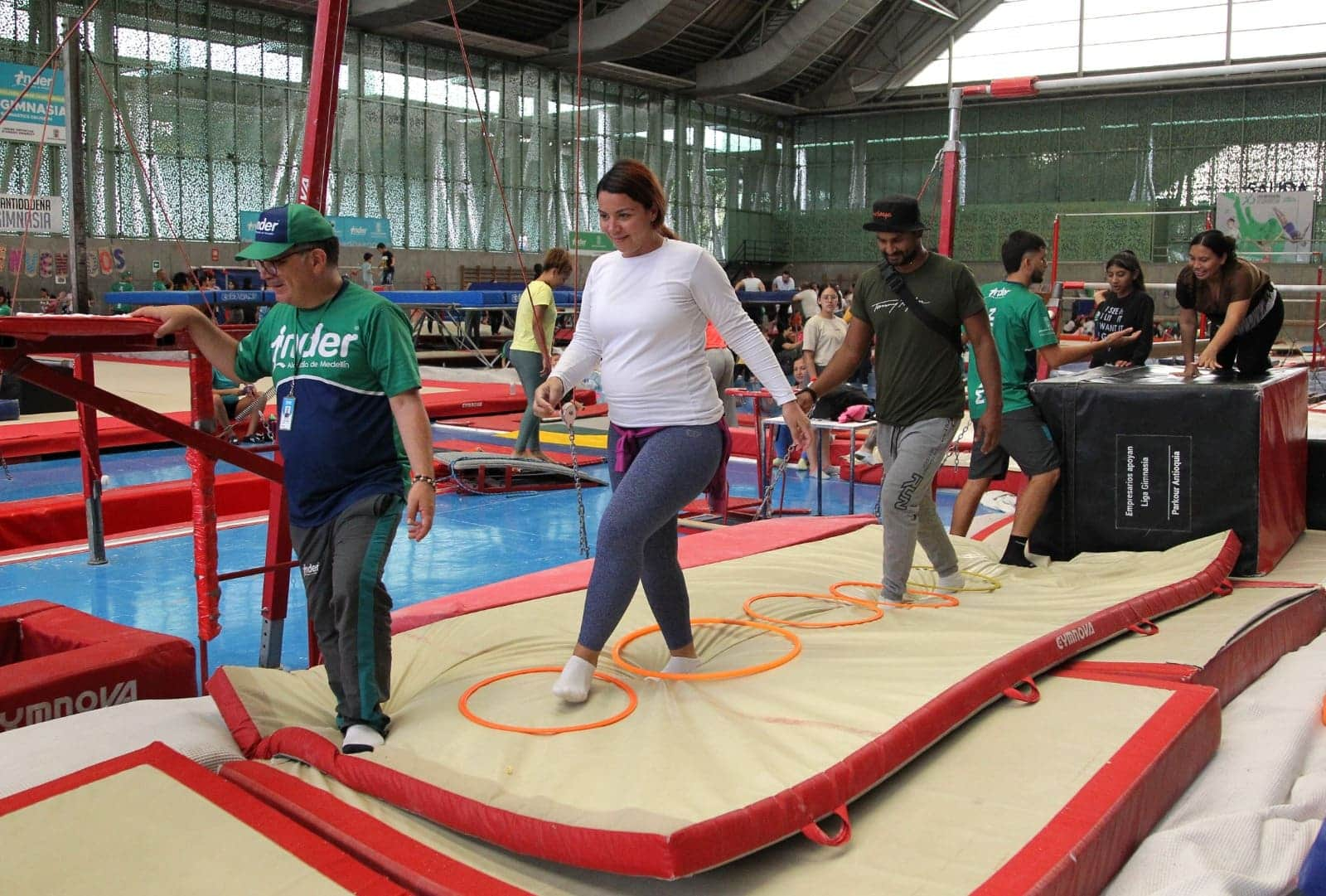 Madres gestantes realizando actividad física.