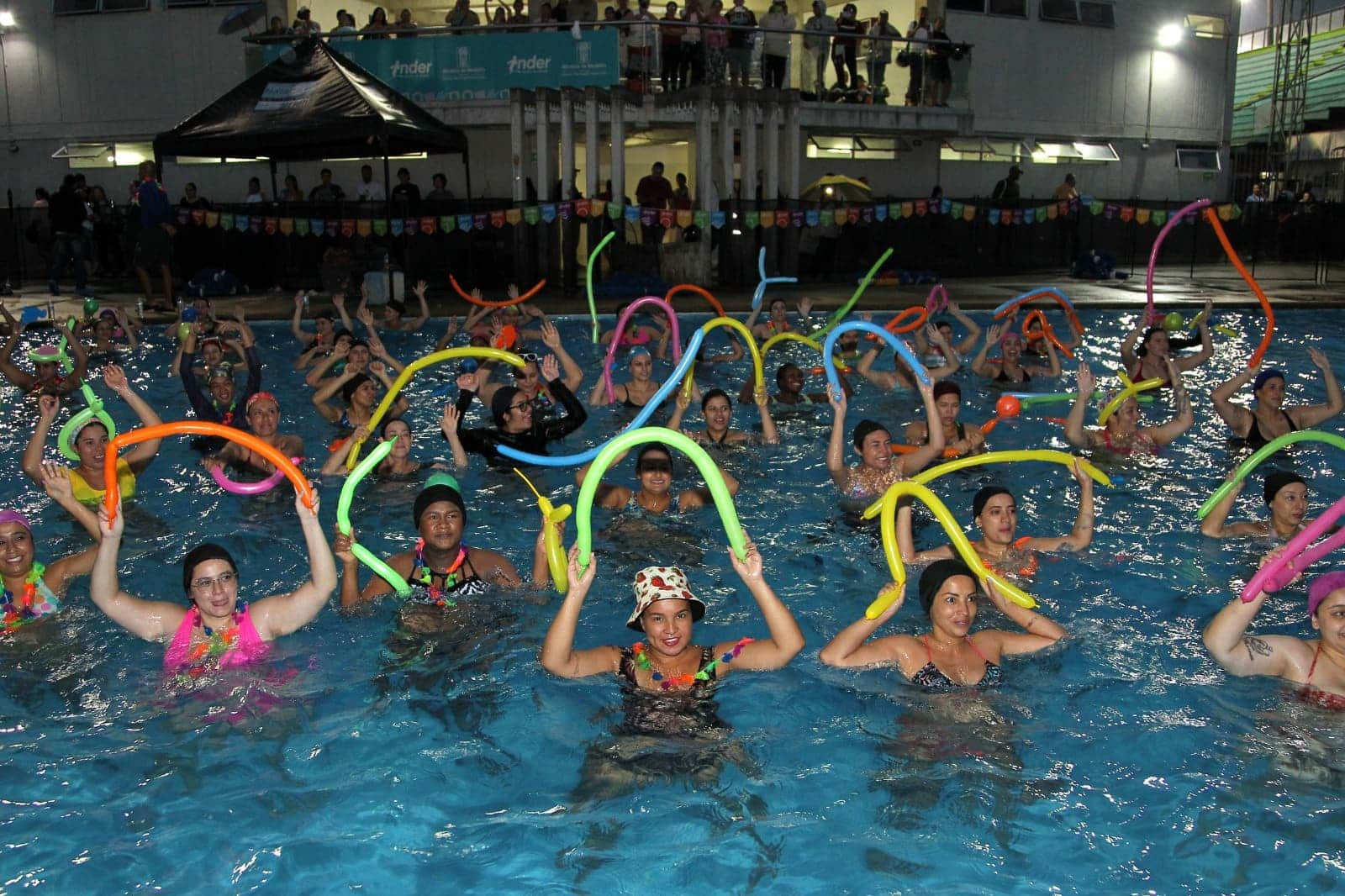 Madres gestantes realizando actividad física en piscina.