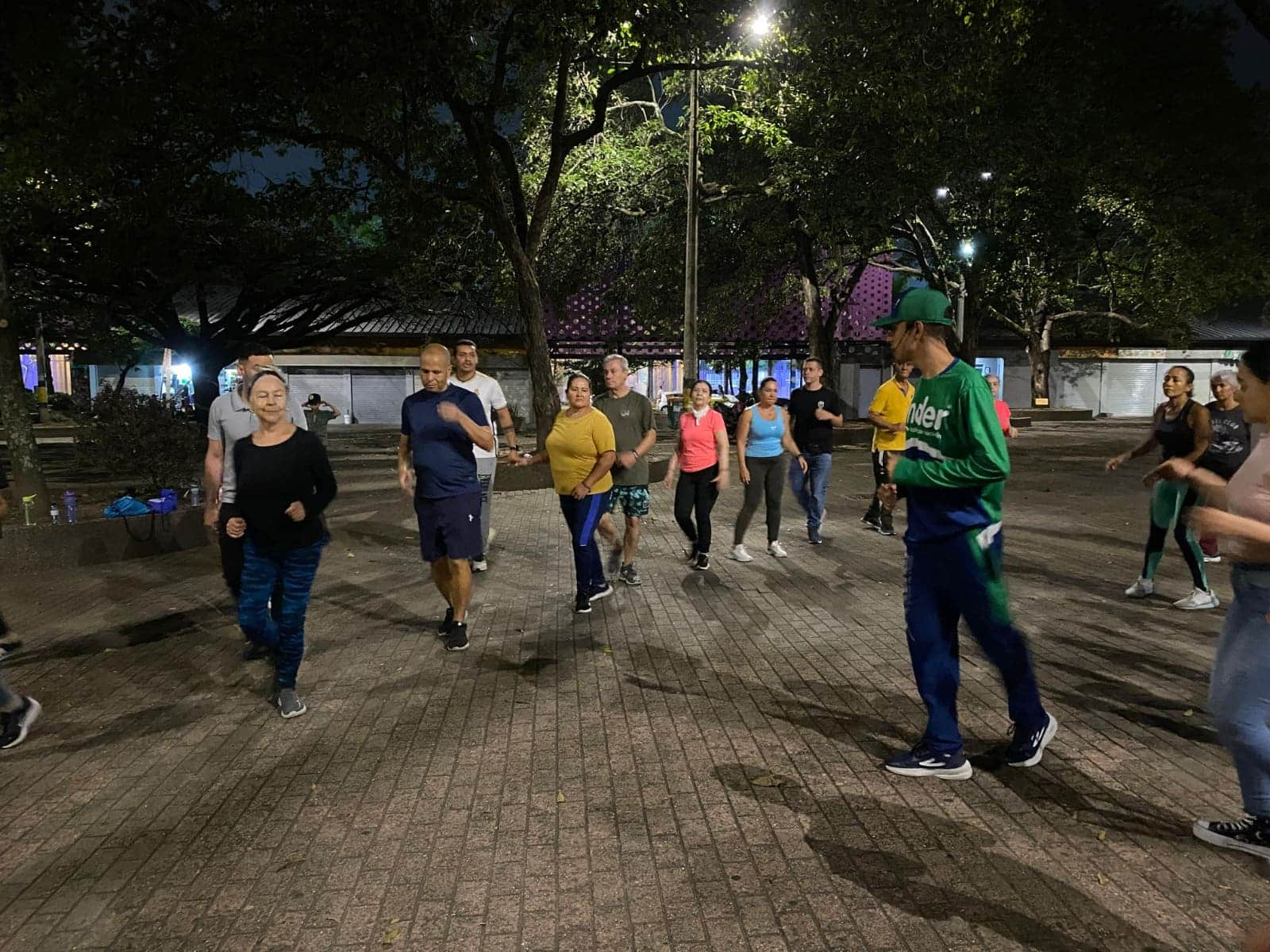 Personas bailando en la clase de Muévete Inder