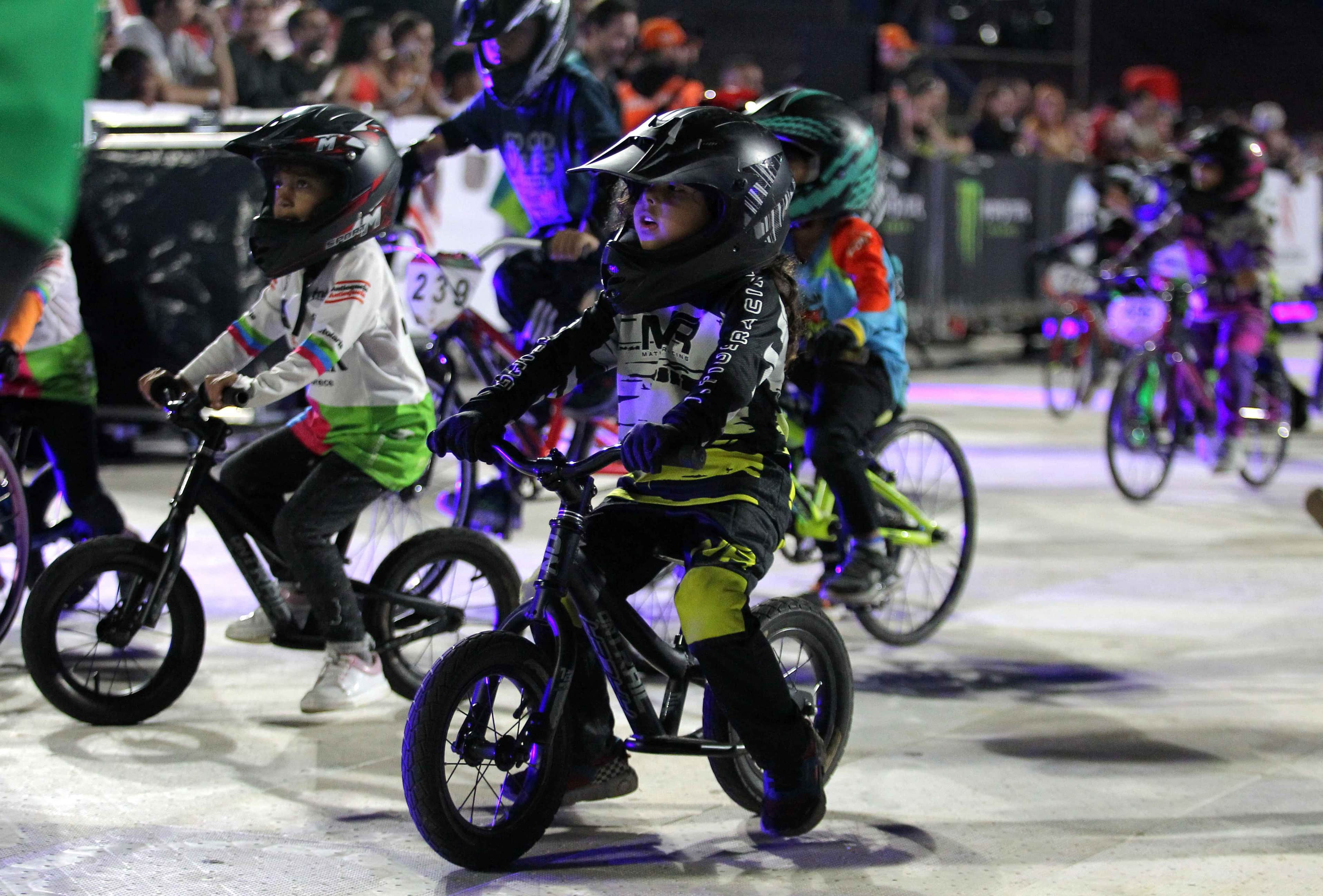 Niño montado en su bicicleta con toda l aindumentaria de BMX