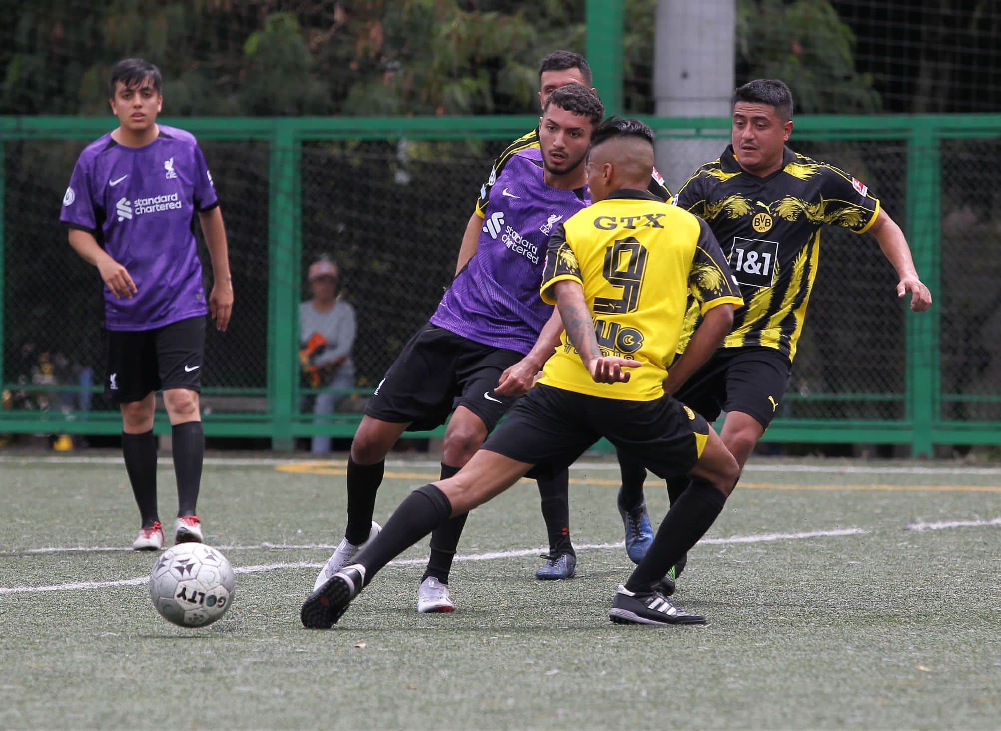Grupo de hombres jugando fútbol en los Juegos Deportivos Ciudad de Medellín